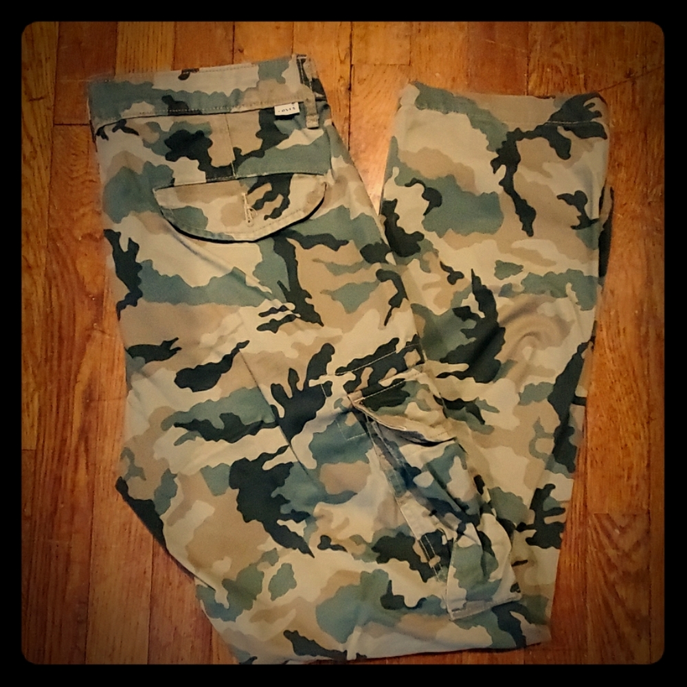 Levi's camo cargo pants